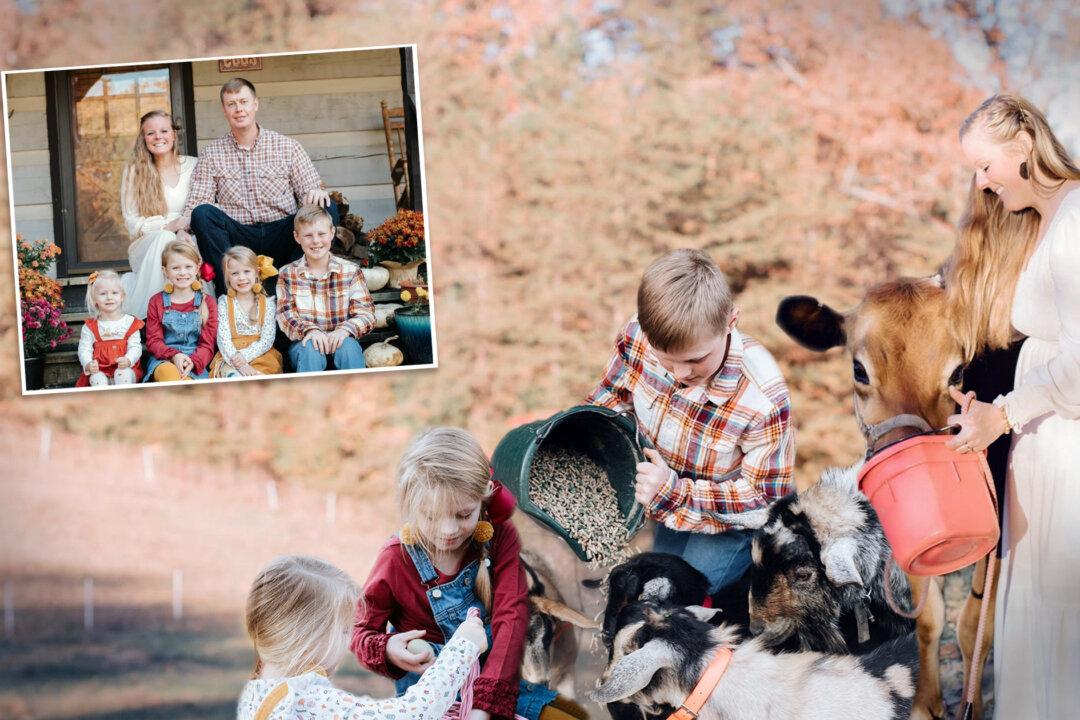 Homesteading Mom Is Determined to Teach Her 4 Kids Self-Sufficient Skills That Her Parents’ Generation Missed Out On