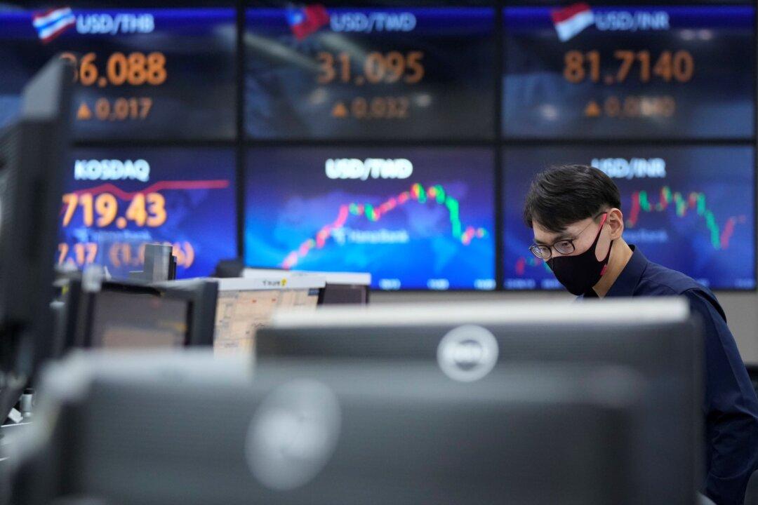 World Shares Mostly Higher Ahead of Release of Fed Minutes