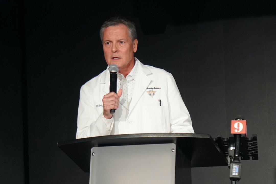 Florida Doctor Reinstated After Losing Board Certification for Criticizing COVID-19 Vaccines