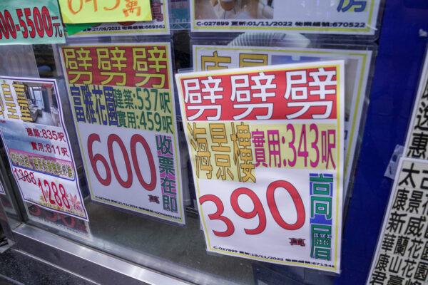 According to the latest statistics from Ricacorp Properties Ltd., among the 1,607 known second-hand private property sales and purchase registrations in Hong Kong in Oct. 2022, the number of loss-making transaction cases increased to 186, up 11.6 percent month-on-month. (Adrain Yu/The Epoch Times)
