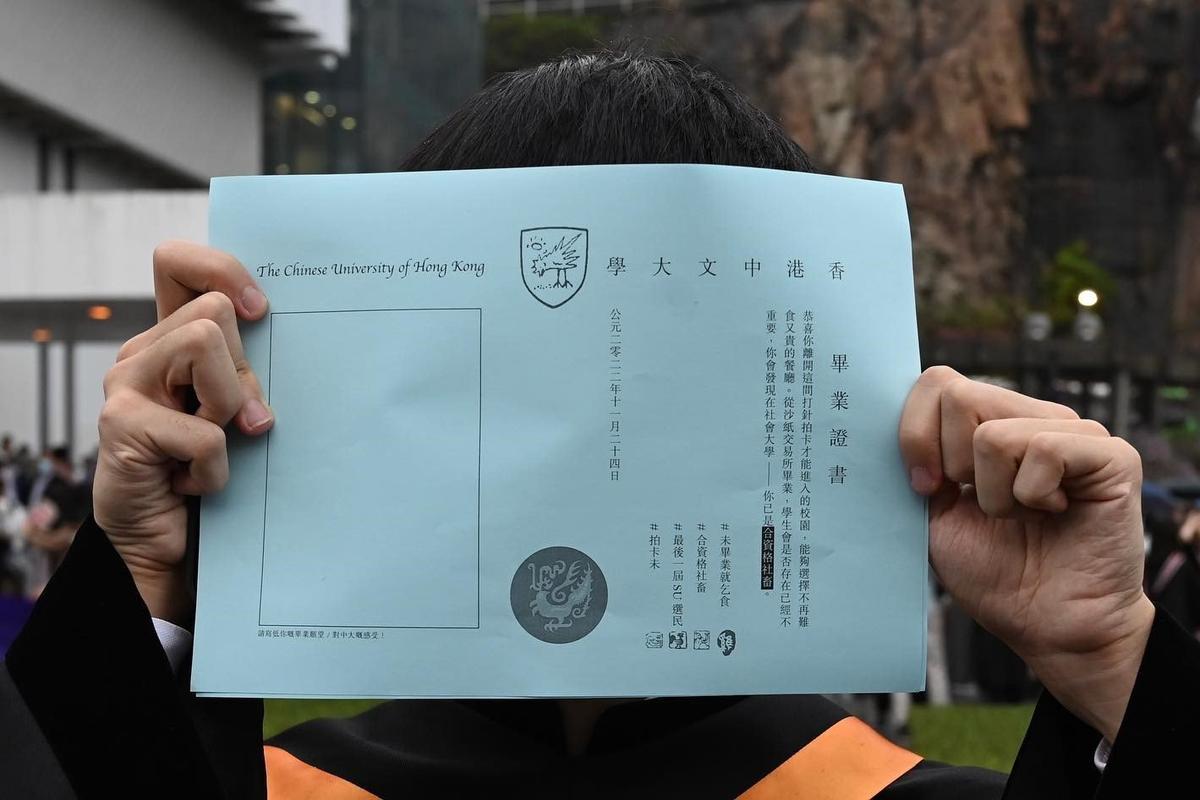 Some demonstrators showed "spoof" graduation certificates (complaining about the student union being dissolved, vaccine pass issue, and canteen costs). (Facebook picture of University Community Press)