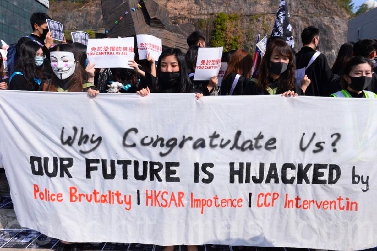 On Nov. 7, 2019, students held banners at the graduation ceremony on the campus of CUHK. (Sung Pi-lung/The Epoch Times)