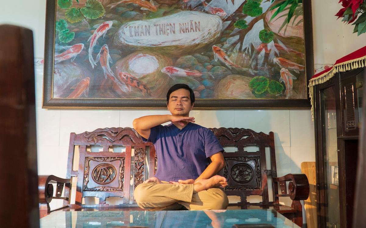 Loc Minh Duong practicing the sitting meditation of Falun Gong. (Courtesy of Loc Minh Duong)