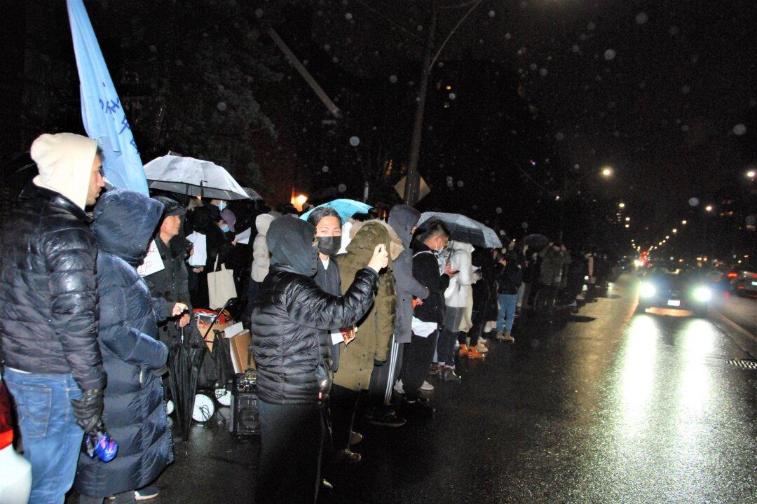 Nearly 1,000 Chinese Students in Toronto Rally in Solidarity With Protesters in China Against ‘Zero-COVID’ Policies