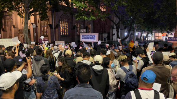 Over 100 Chinese students organized a protest to oppose the CCP's "Zero-COVID" policy and dictatorial rule at Town Hall, Sydney, on Nov. 28, 2022. (Ling Xiao/ Epoch Times)