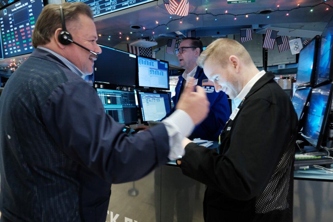 S&P 500 Ends Down as Apple Dips and Traders Eye Powell Speech