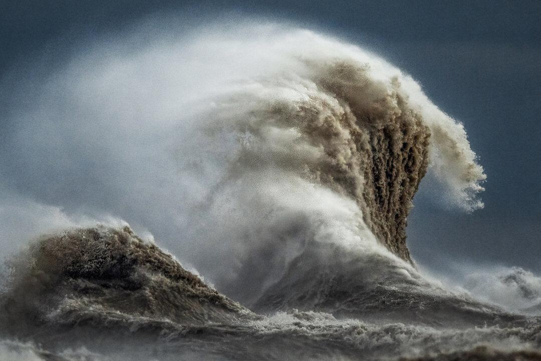 Photographer Braves Gale-Force Winds for Hours to Capture Epic Storm Waves on Lake Erie—The Photos Are Unreal