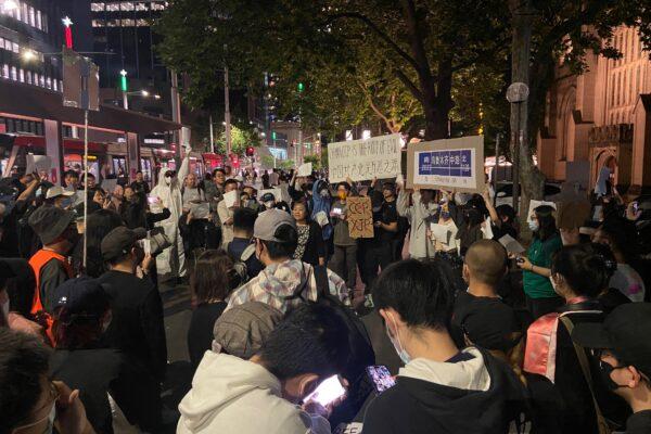 Over 100 Chinese students organized a protest to oppose the CCP's "Zero-COVID" policy and dictatorial rule at Town Hall, Sydney, on Nov. 28, 2022. (Ling Xiao/ Epoch Times)