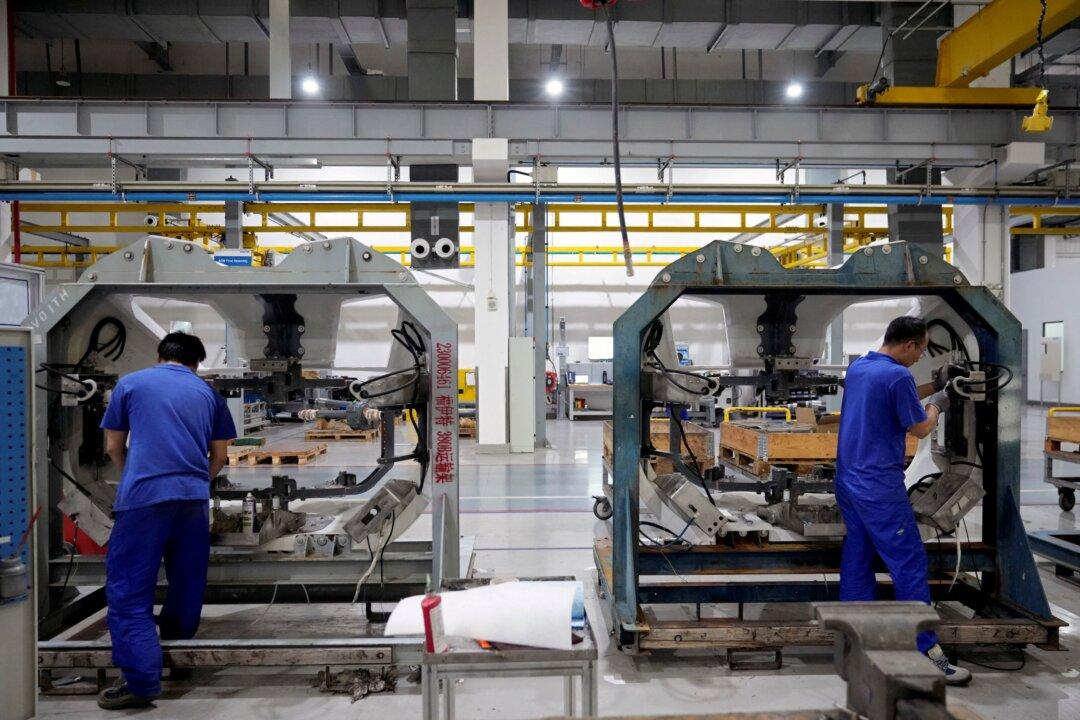 China Factory, Services Activities Slide to 7-Month Lows on COVID-19 Curbs