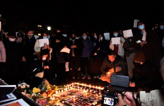 Several hundred Chinese students at the University of Pennsylvania joined a candlelight vigil to mourn those who lost their lives in the Urumqi fire, in Xinjiang, in support of demonstrations in China calling for an end to COVID-19 lockdowns, on Nov. 29, 2022. (Leon Liu/The Epoch Times)