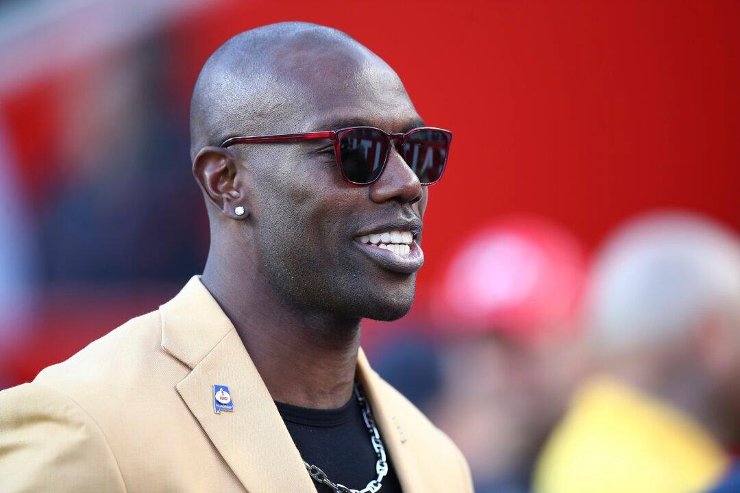 Terrell Owens Says Man He Punched at CVS Threatened Him, Fan