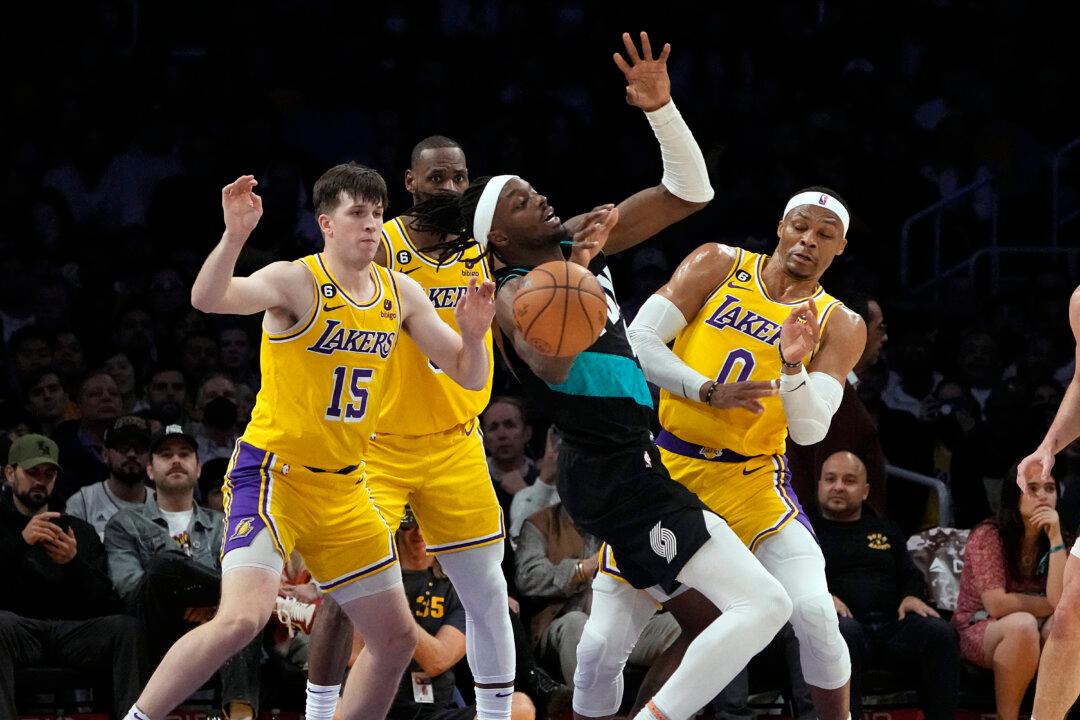 No Blown Lead This Time as Lakers Rout Blazers