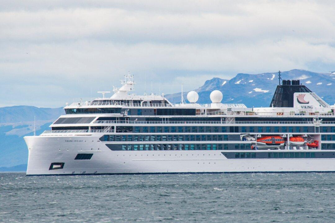 US Passenger Killed When Big Wave Hits Antarctic Cruise Ship