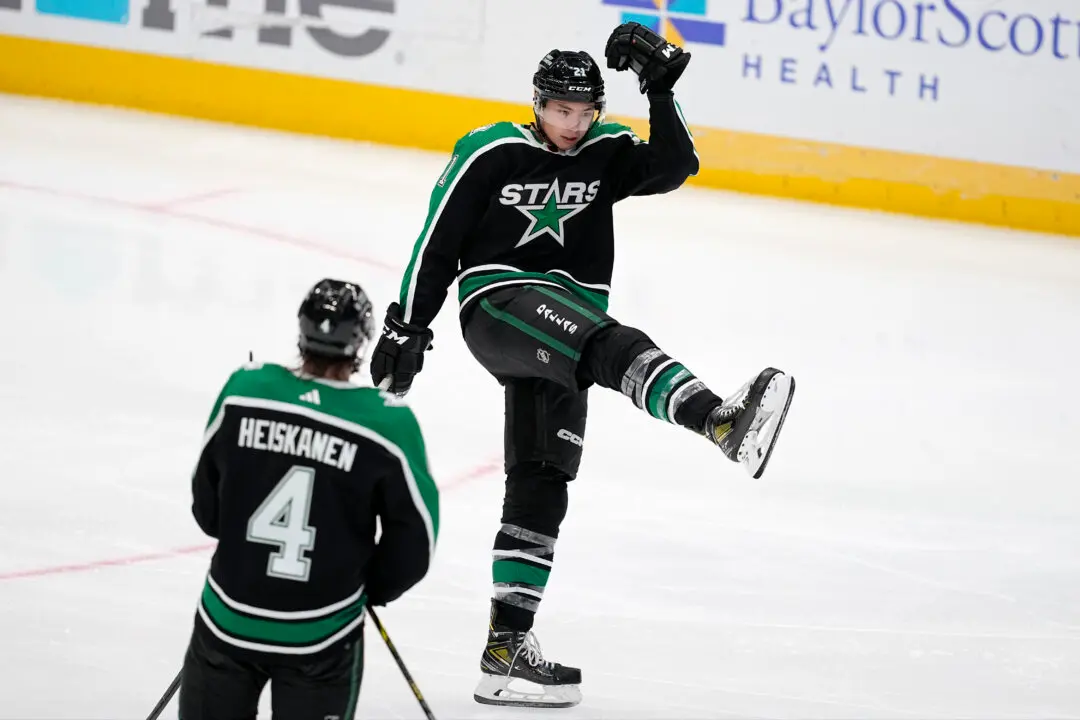 Stars’ Robertson Has Hat Trick, Extends Points Streak to 17