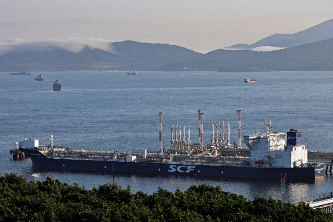 Russia May Implement Oil Output Cut of Up to 700,000 Barrels per Day