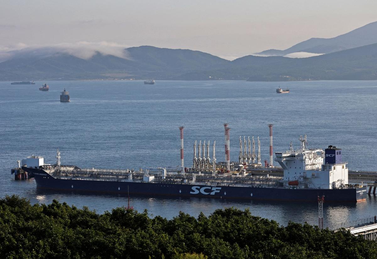Russia May Implement Oil Output Cut of Up to 700,000 Barrels per Day