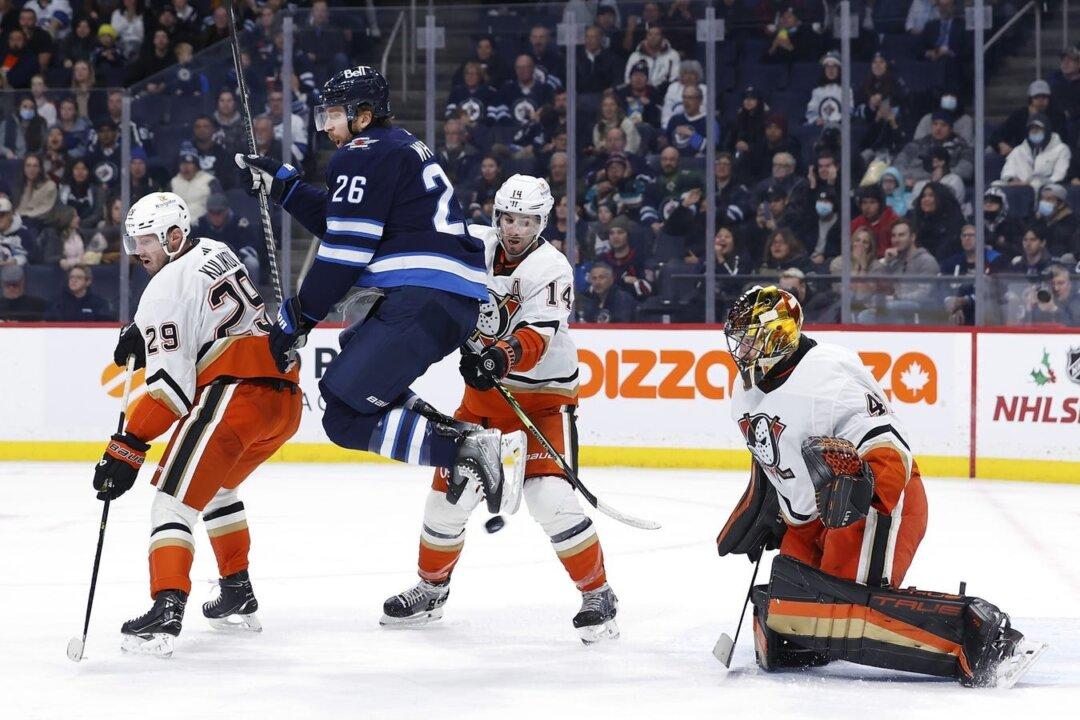 Jets Score Late to Pull Away From Ducks