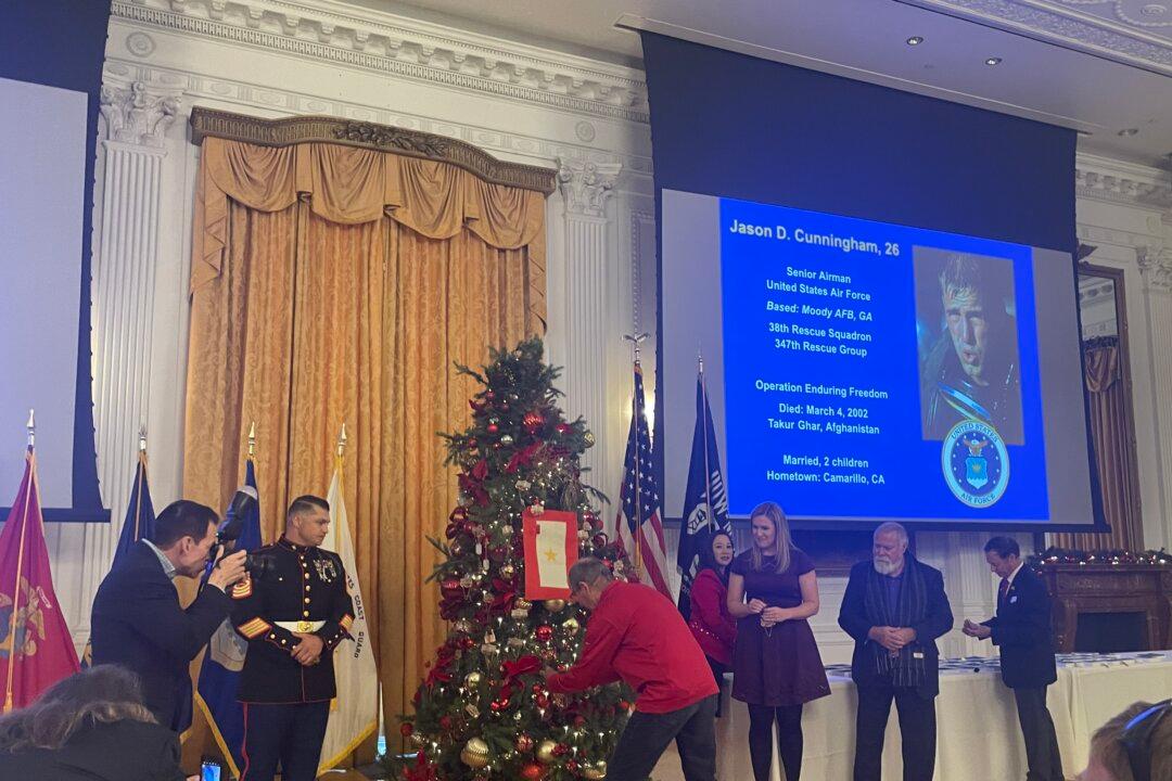 Nixon Library Honors Military Heroes in Annual Decorating of Christmas Tree Ceremony