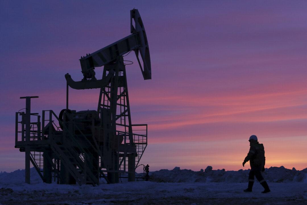 Oil Gains as Russian Output Cuts Offset Rising US Inventories