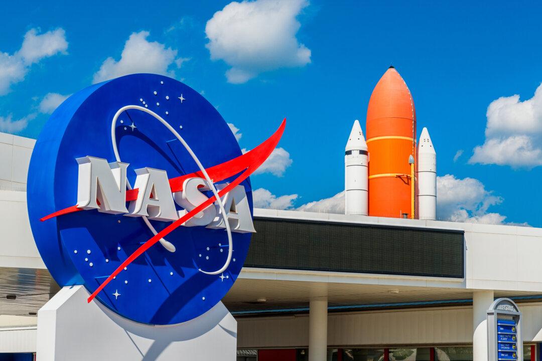 Kennedy Space Center Introducing New Projection Show for Holidays