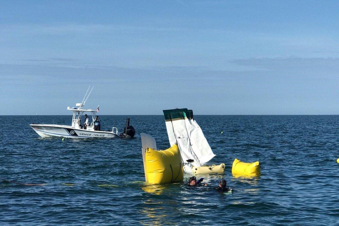Rescue Teams Recover Plane After Crash Leaves 2 Dead, 1 Missing in Gulf of Mexico