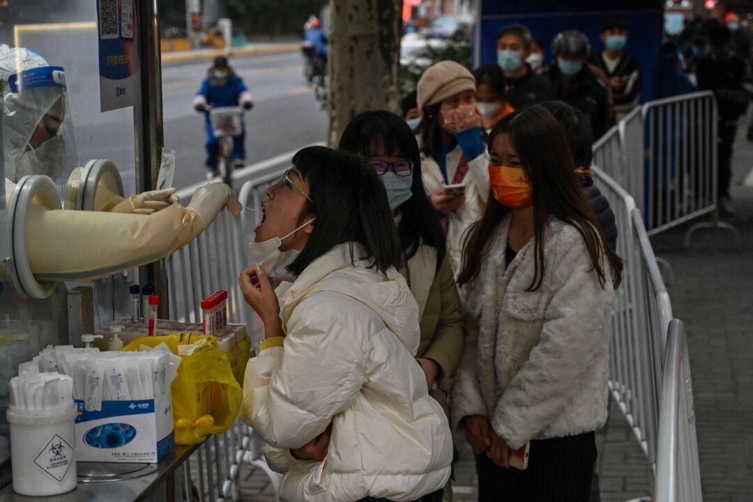 Elderly Shanghai Couple Reveals Their Method to Stay Safe From COVID