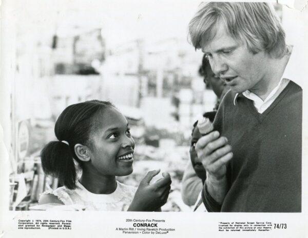 Mary (Tina Andrews) tells Conrack (Jon Voight) her hopes and dreams. (MovieStillsDB)