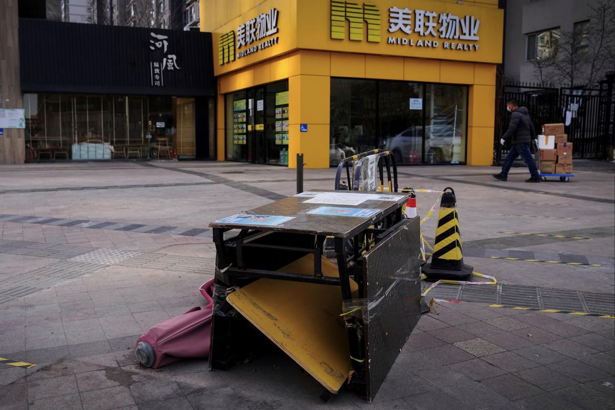 China Trade Shrinks Amid Virus Pressure, Interest Rate Hikes