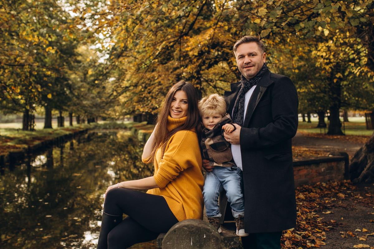 David with his parents. (Courtesy of <a href="https://www.instagram.com/dinaward_photography/">Surrey Photographer</a> via <a href="https://www.instagram.com/tetiana_doronina/">Tatiana Doronina</a>)