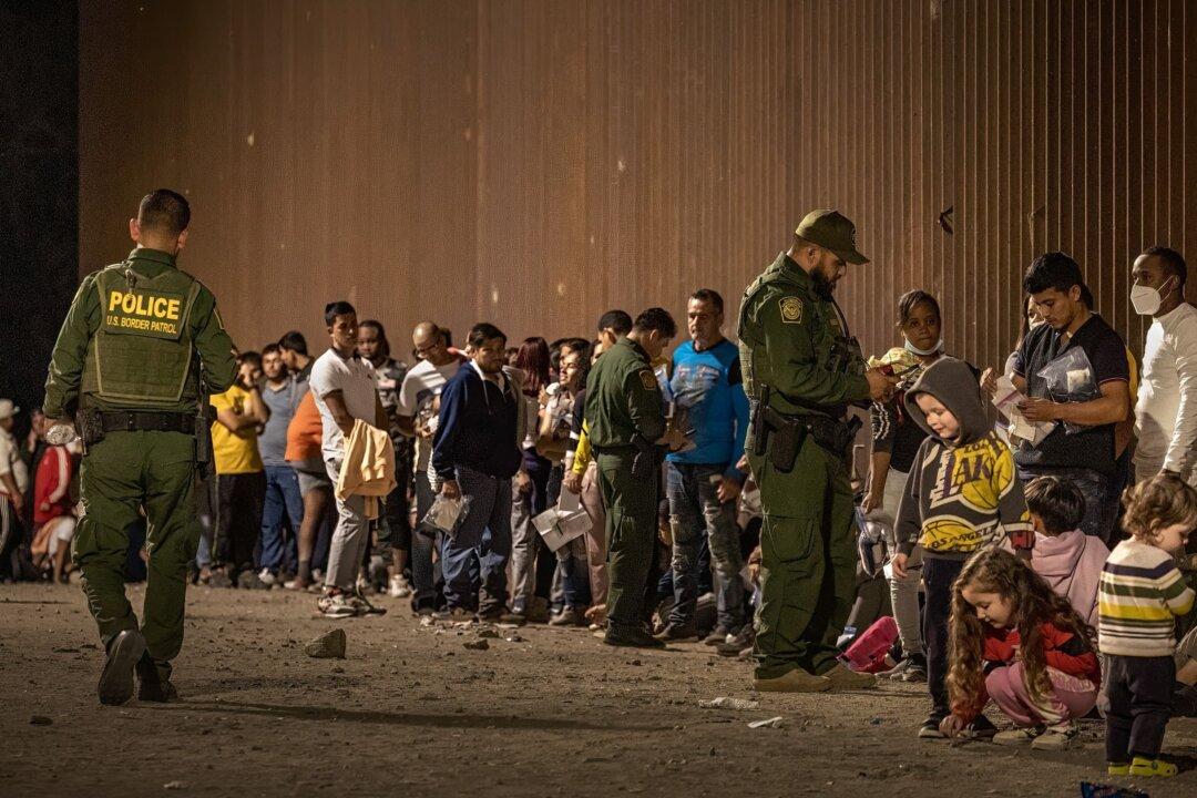 Illegal Aliens Overwhelming Arizona Border City: Locals