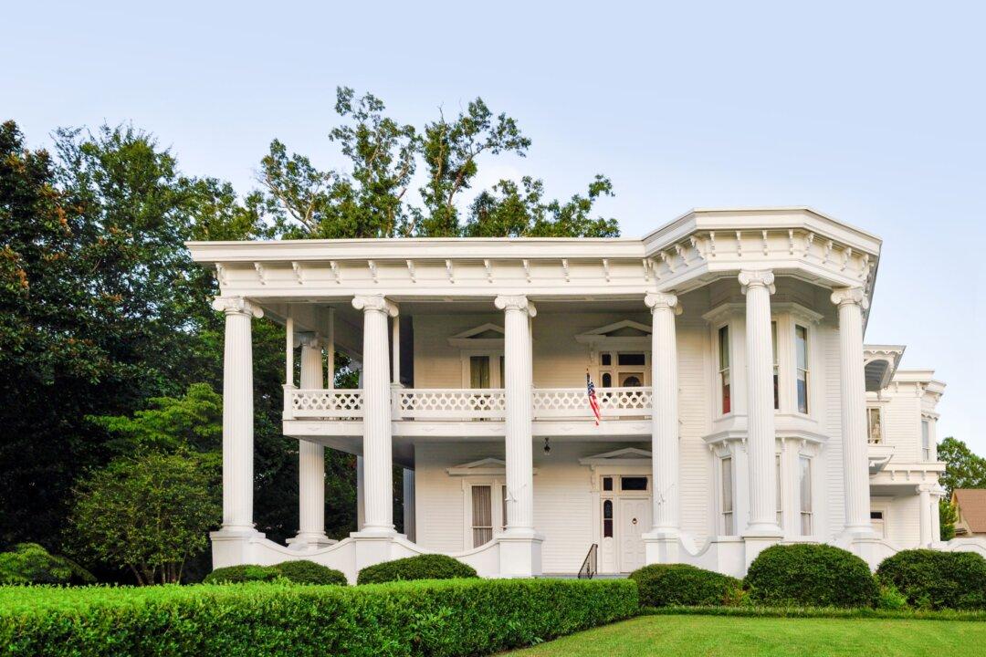 Merrehope: Pre-Civil War Home Dresses Up for the Holidays