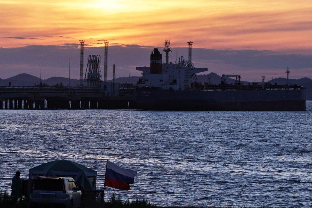 Oil Edges Lower on China Worries as Middle East Tensions Fester