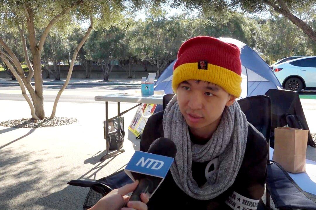 Student Holds Hunger Strike at Apple Headquarters to Protest AirDrop Restriction in China