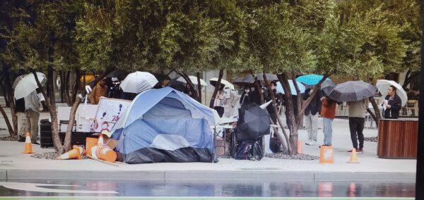 Protesters support hunger striker Han Wang near Apple’s headquarters in Cupertino, Calif., on Dec. 10, 2022. (Nancy Han/NTD)