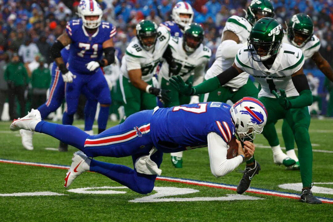 AFC-Leading Bills Overcome Elements, Beat White, Jets 20–12