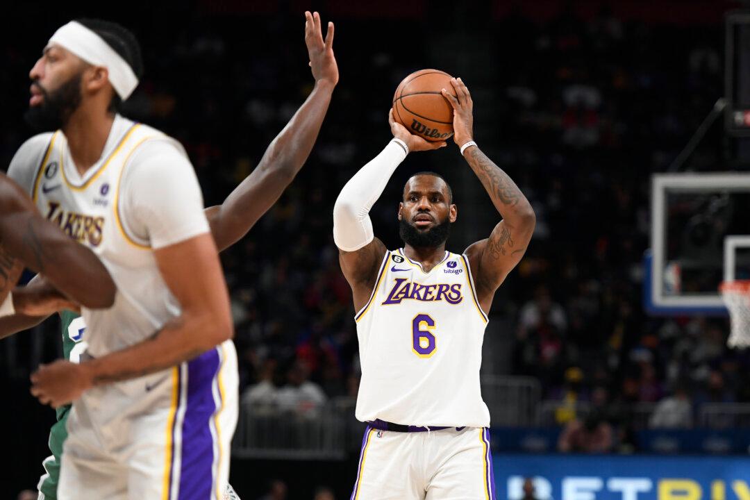Lakers Hold Off Pistons Late, Snap 3-game Skid