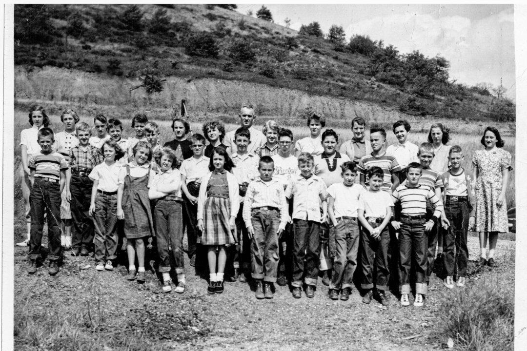 Of Love, Joy, and Simplicity: A Heart-Warming Story of An Unforgettable Childhood Christmas During the 1950s