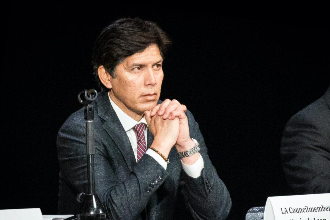 LA Council Meeting Again Devolves Into Chaos as Kevin de León Attends
