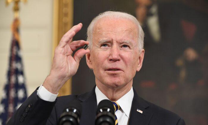 Biden Says White House Working to Hold Airlines ‘Accountable’ Over Flight Cancellations