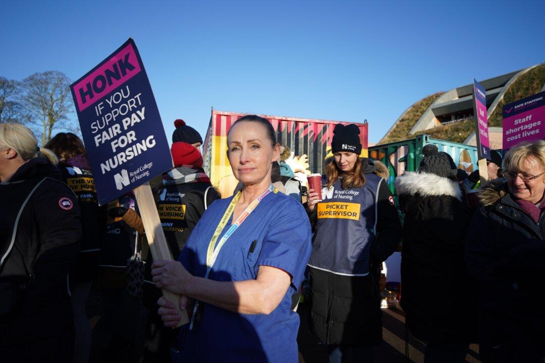 UK Nurses Hold Historic Strike as Government Rejects Pay Demand