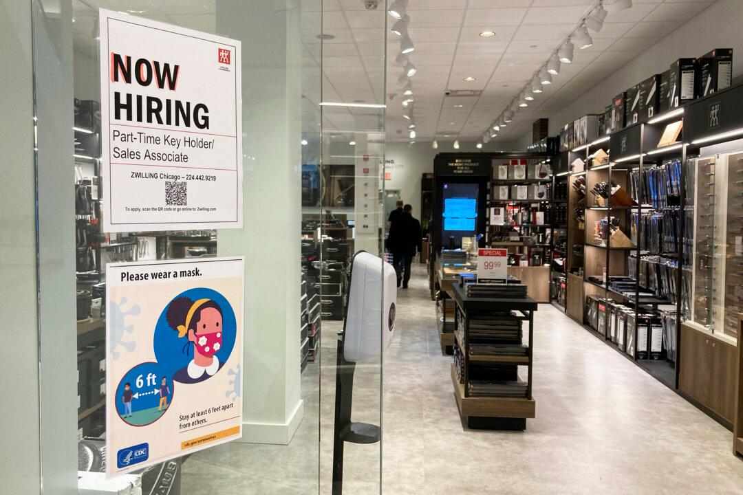 Fewer Americans Apply for Jobless Benefits Last Week