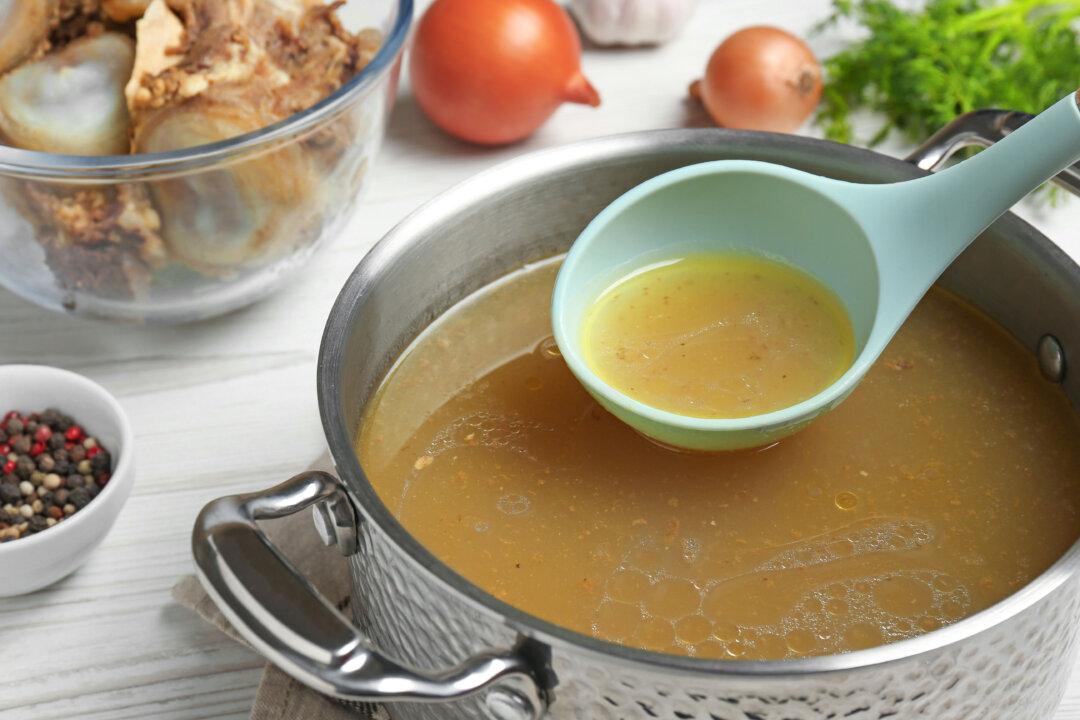 The Healing and Age-Reversing Effects of Better Bone Broth (+Recipe)