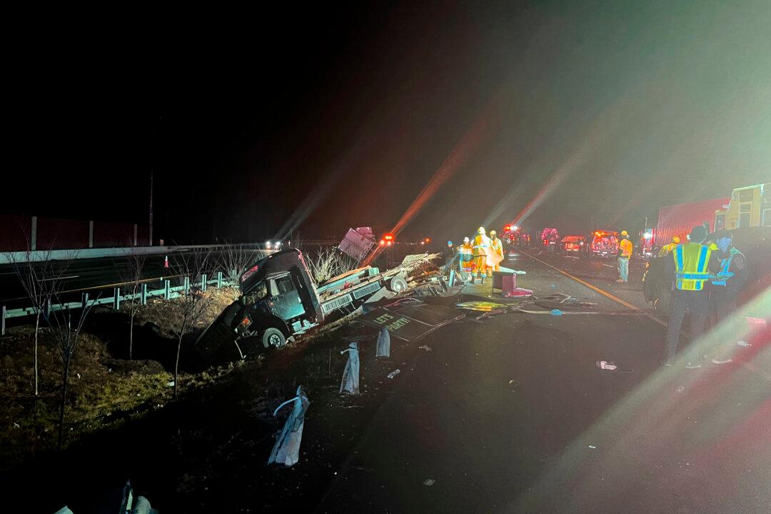 3 Dead Following Crash Between Bus and Truck in Virginia