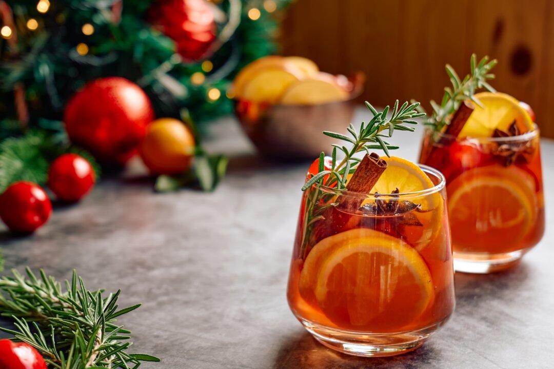 Christmas Cranberry Mocktail (Recipe)