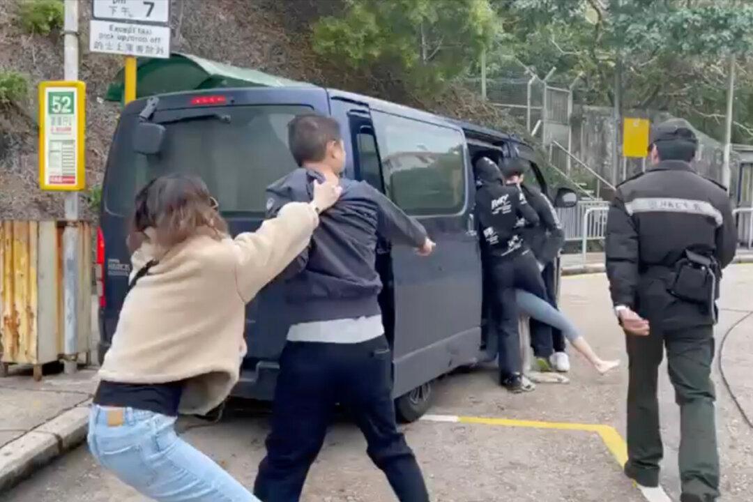 Woman Kidnapped Outside Prison Rescued Due to Swift Action by Passersby