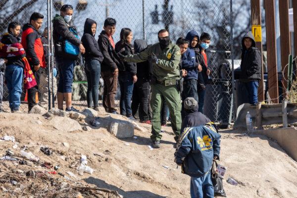 A Border Patrol agent instructs illegal immigrants who crossed the Rio Grande into El Paso, Texas, as seen from Ciudad Juarez, Mexico, on Dec. 19, 2022. (John Moore/Getty Images)