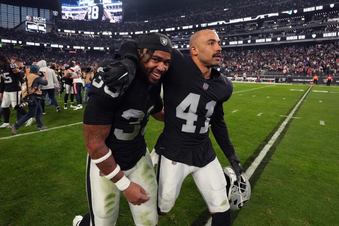 NFL Roundup: Patriots Fumble Away Game to Raiders on Last Play