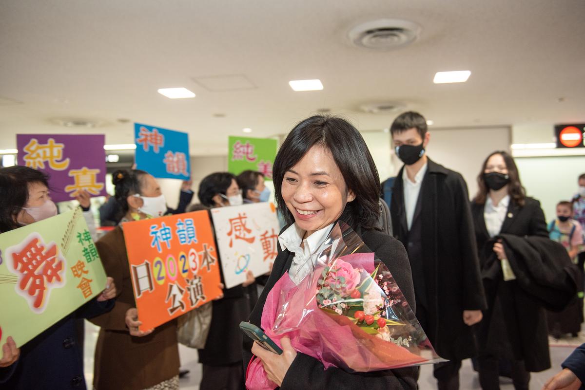 Shen Yun conductor Lee Chia-Jung arrives with the Shen Yun World Company at the Narita Airport in Japan, on Dec. 24, 2022. (The Epoch Times)