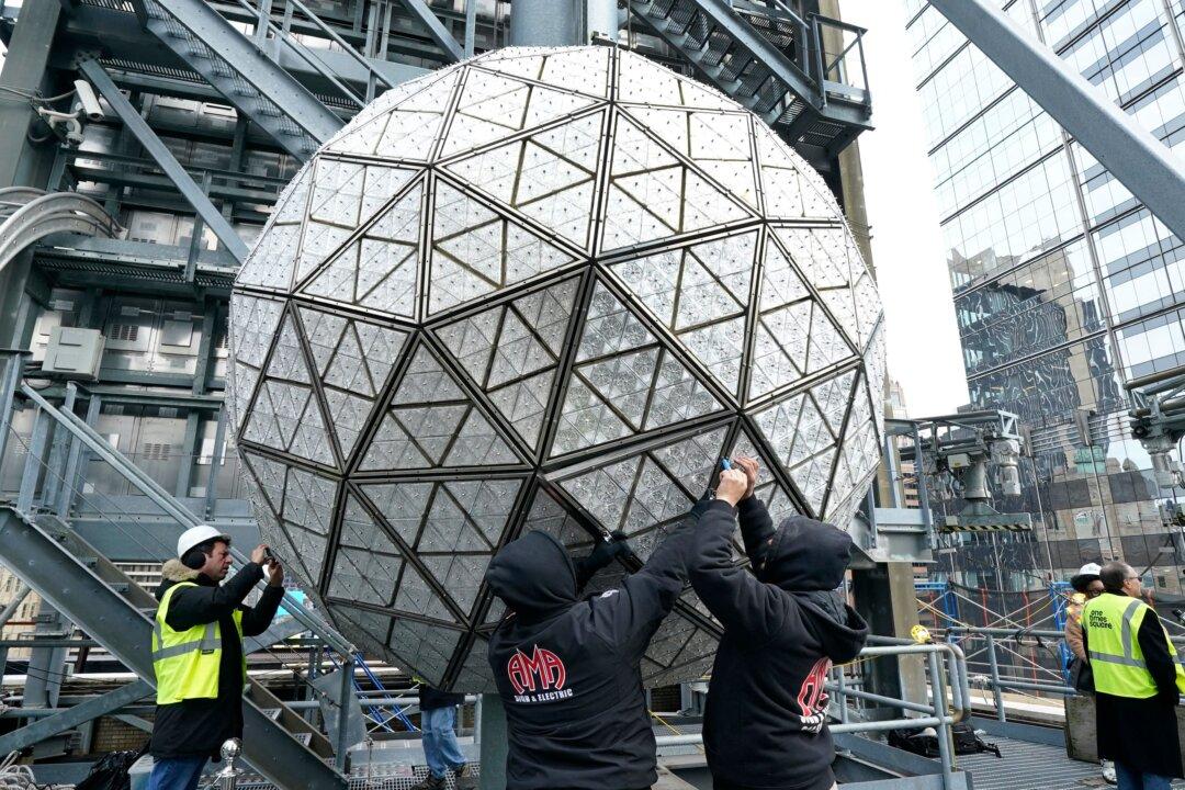‘Gift of Love’ Waterford Crystals Placed on Times Square New Year’s Eve Ball