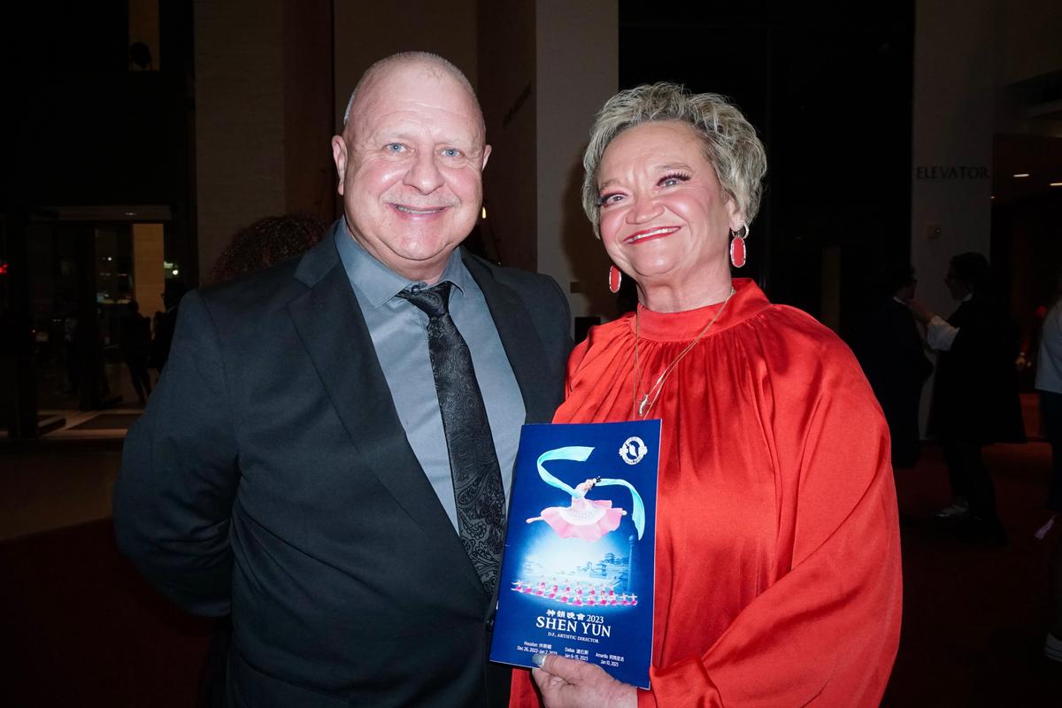 Houston Audience Gives Shen Yun ‘Five Stars All the Way’